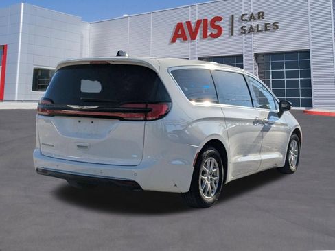 Used 2025 Chrysler Pacifica Select image 6
