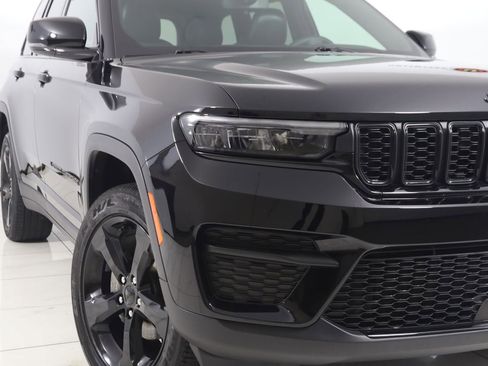 Used 2024 Jeep Grand Cherokee Altitude AWD/4WD image 16