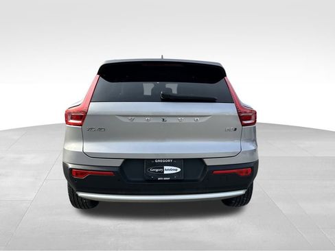 Used 2025 Volvo XC40 B5 Core image 8
