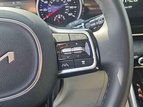 Used 2024 Kia Carnival EX image 24