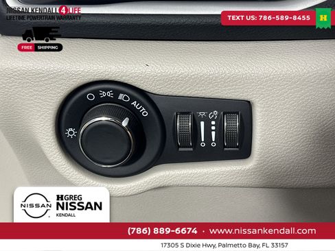 Used 2023 Chrysler Voyager LX image 26