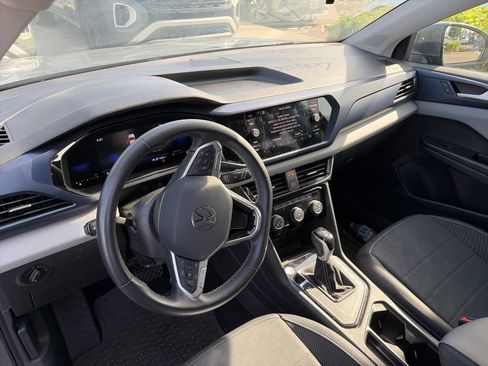 Used 2023 Volkswagen Taos SE w/ Panoramic Sunroof Package FWD image 8