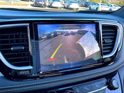 Used 2025 Chrysler Pacifica Limited image 11