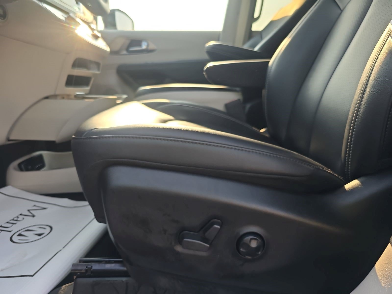 Used 2024 Chrysler Pacifica Touring-L FWD image 8