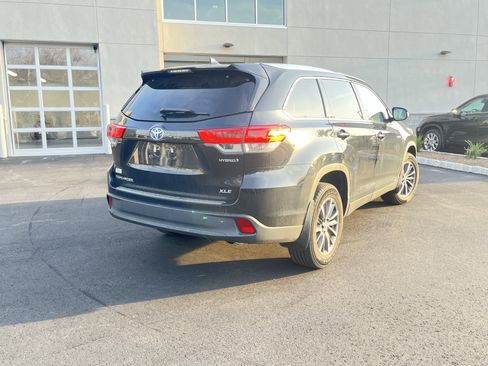 Used 2019 Toyota Highlander XLE image 2