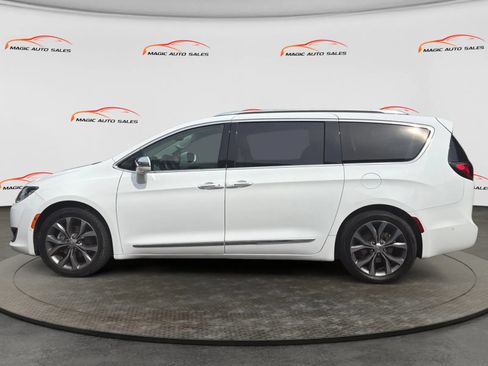 Used 2019 Chrysler Pacifica Limited w/ Tire & Wheel Group FWD image 6