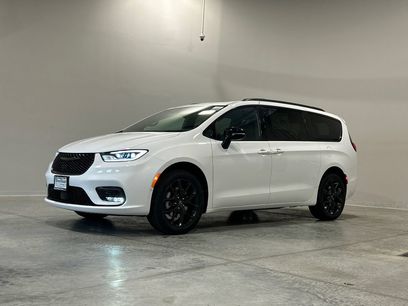 New 2026 Chrysler Pacifica Limited w/ S Appearance Package