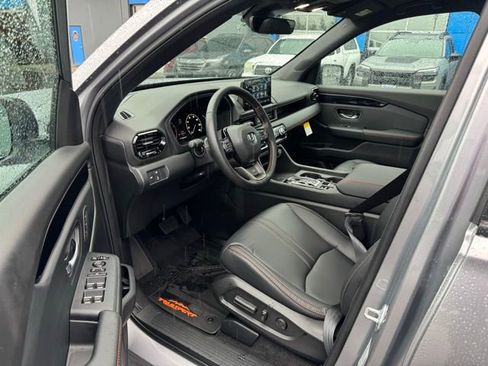 Used 2025 Honda Pilot TrailSport image 12