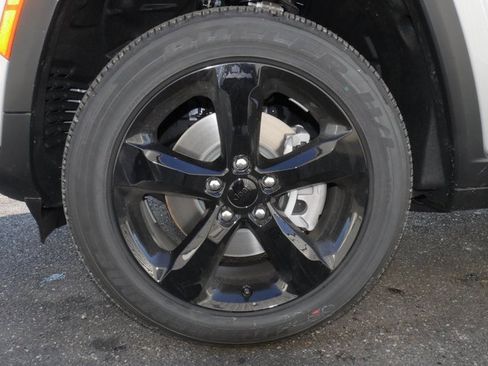 New 2025 Jeep Grand Cherokee L Altitude image 13