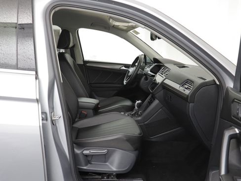 Certified 2022 Volkswagen Tiguan SE image 17