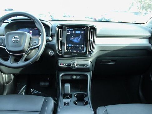 Used 2025 Volvo XC40 B5 Core image 17