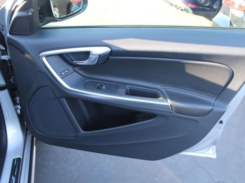 Used 2018 Volvo V60 T5 Cross Country image 20