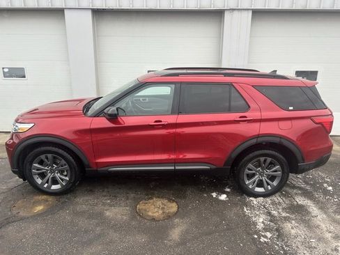 Used 2023 Ford Explorer XLT w/ Equipment Group 202A image 3