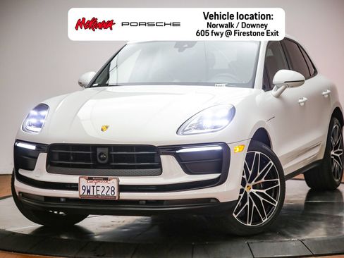 Certified 2025 Porsche Macan AWD/4WD image 1