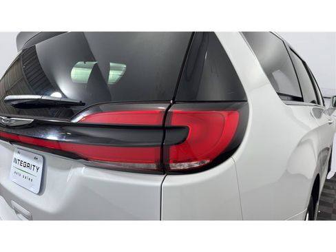 Used 2022 Chrysler Pacifica Touring-L FWD image 39