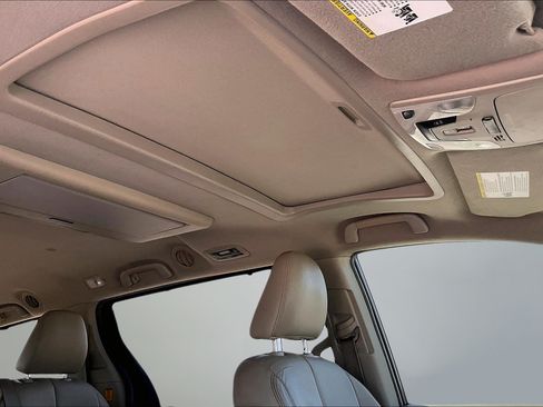 Used 2011 Toyota Sienna XLE w/ Entertainment Pkg FWD image 7