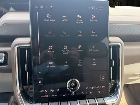 Used 2026 GMC Yukon Denali w/ Sun & Power Step Package AWD/4WD image 25