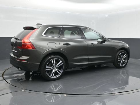 Used 2018 Volvo XC60 T5 Momentum w/ Vision Package AWD/4WD image 8