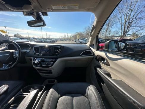 Used 2019 Chrysler Pacifica Touring-L image 28