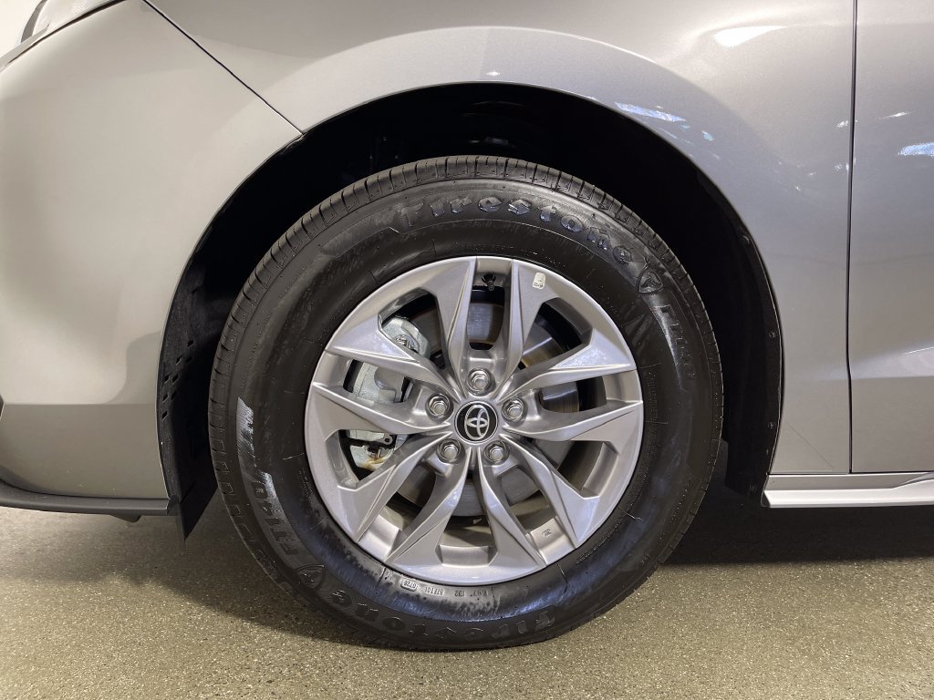 Certified 2026 Toyota Sienna LE AWD/4WD image 11