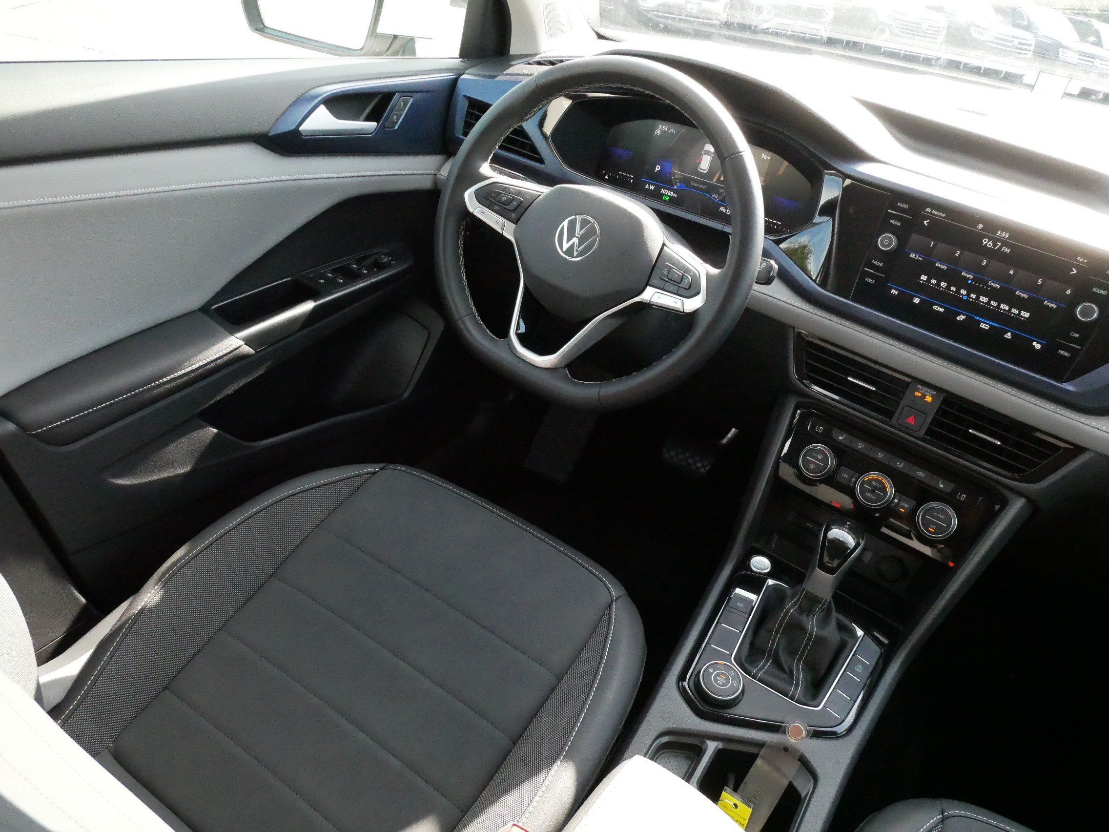Certified 2024 Volkswagen Taos SE AWD/4WD image 9