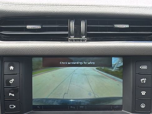 Used 2016 Jaguar XF Premium RWD image 19