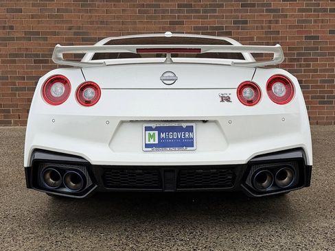 Used 2024 Nissan GT-R Premium w/ Premium Interior Package image 6