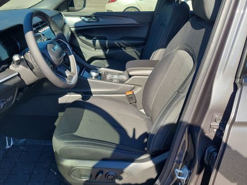 New 2025 Jeep Grand Cherokee Laredo image 10