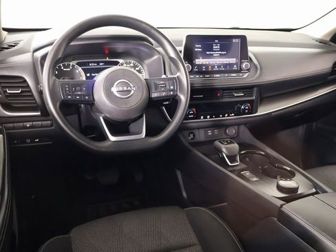 Used 2024 Nissan Rogue SV image 2