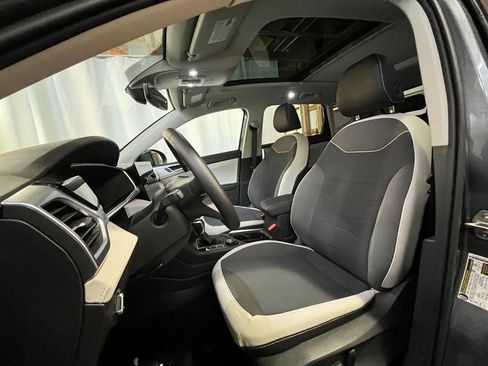 Certified 2025 Volkswagen Taos SE image 11