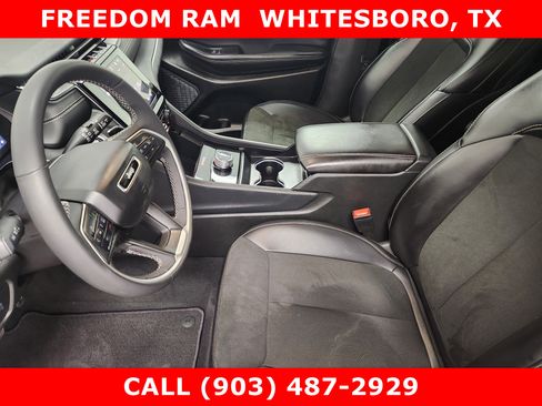 Used 2025 Jeep Grand Cherokee Altitude AWD/4WD image 8