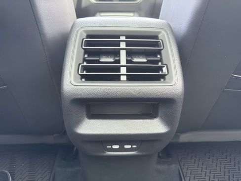 Used 2025 Volkswagen Tiguan SE w/ Panoramic Sunroof Package AWD/4WD image 22