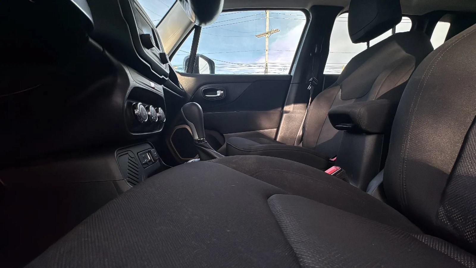Used 2017 Jeep Renegade Latitude FWD image 17