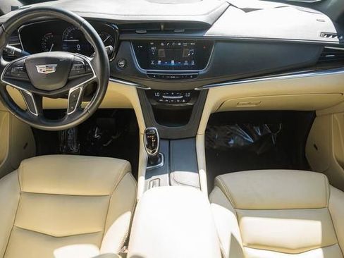 Used 2017 Cadillac XT5 FWD image 2