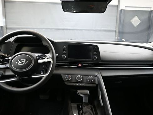 Certified 2025 Hyundai Elantra SE image 22