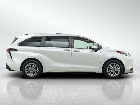 Used 2023 Toyota Sienna Platinum AWD/4WD image 6
