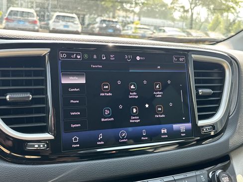 Used 2024 Chrysler Pacifica Touring-L FWD image 17