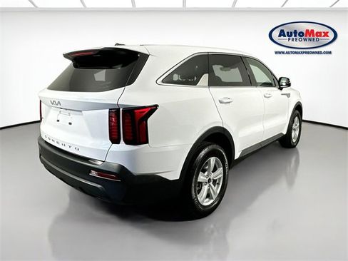 Used 2022 Kia Sorento LX image 2