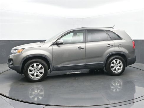 Used 2013 Kia Sorento LX w/ Convenience Pkg image 2