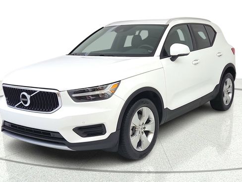 Used 2020 Volvo XC40 T4 Momentum FWD image 3