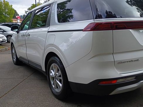 Used 2022 Kia Carnival LX FWD image 6