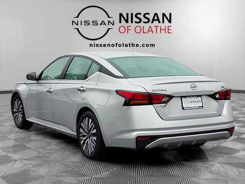 Used 2024 Nissan Altima 2.5 SV FWD image 3