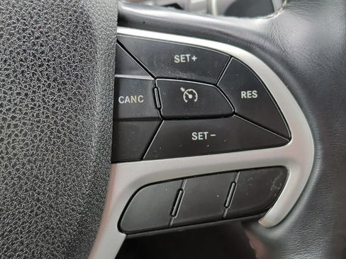Used 2018 Jeep Cherokee Latitude Plus w/ Cold Weather Group AWD/4WD image 13