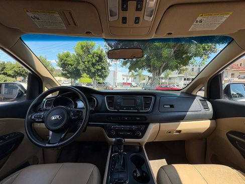 Used 2017 Kia Sedona LX FWD image 17