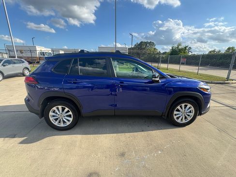 Used 2025 Toyota Corolla Cross LE w/ Moonroof Package image 8