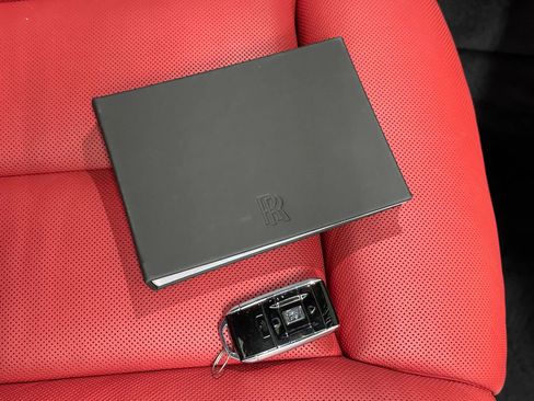 Used 2024 Rolls-Royce Cullinan AWD/4WD image 3