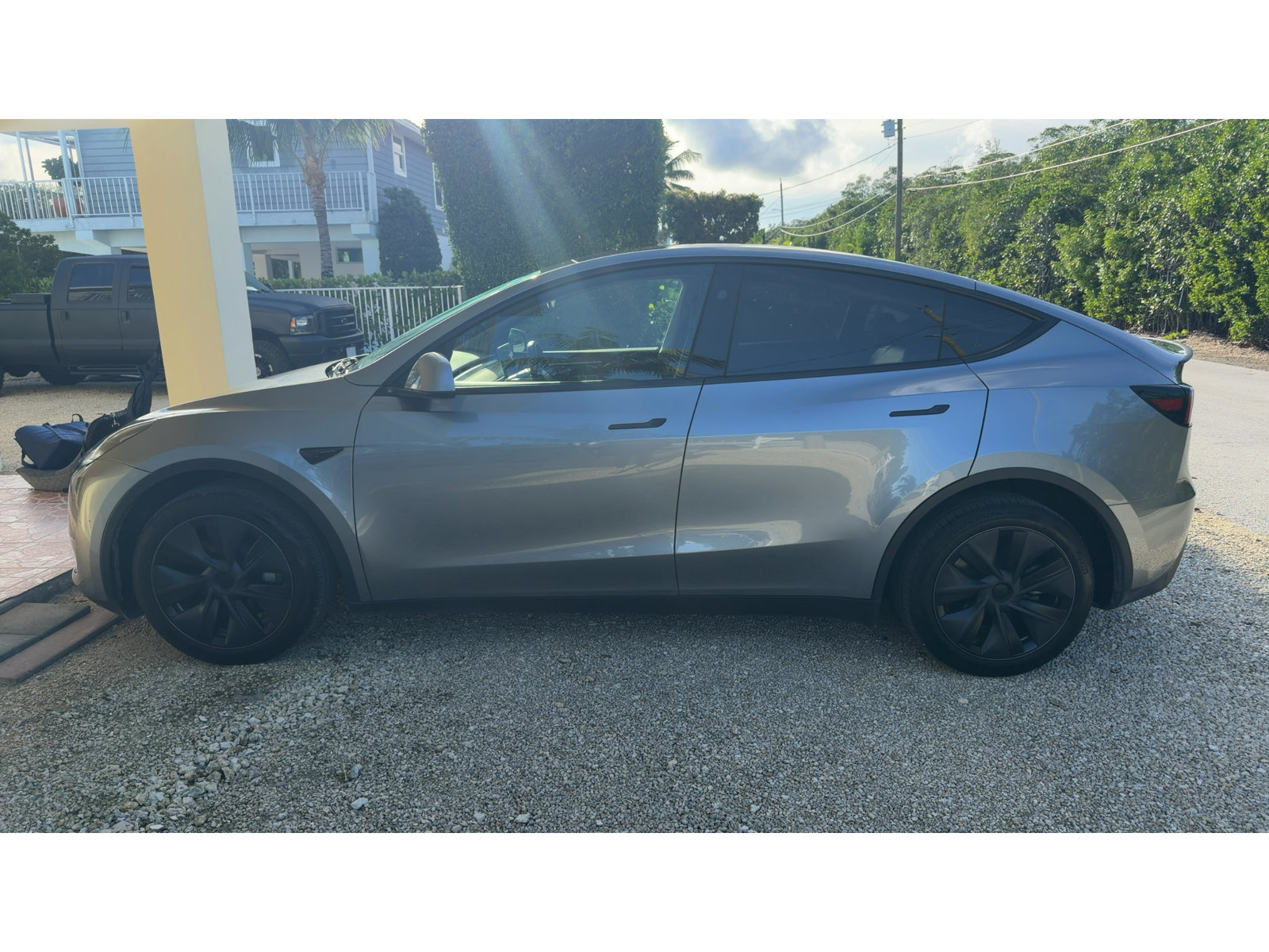 Used 2025 Tesla Model Y Long Range AWD/4WD image 2