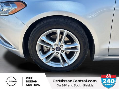 Used 2018 Ford Fusion SE w/ Fusion SE Technology Package FWD image 9