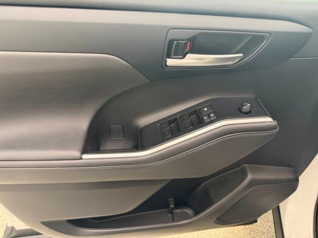 Used 2023 Toyota Highlander XLE AWD/4WD image 14