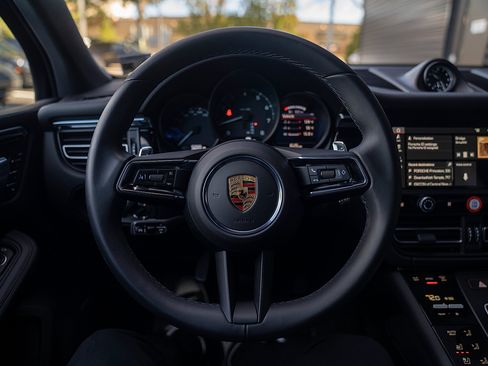 Certified 2025 Porsche Macan image 6